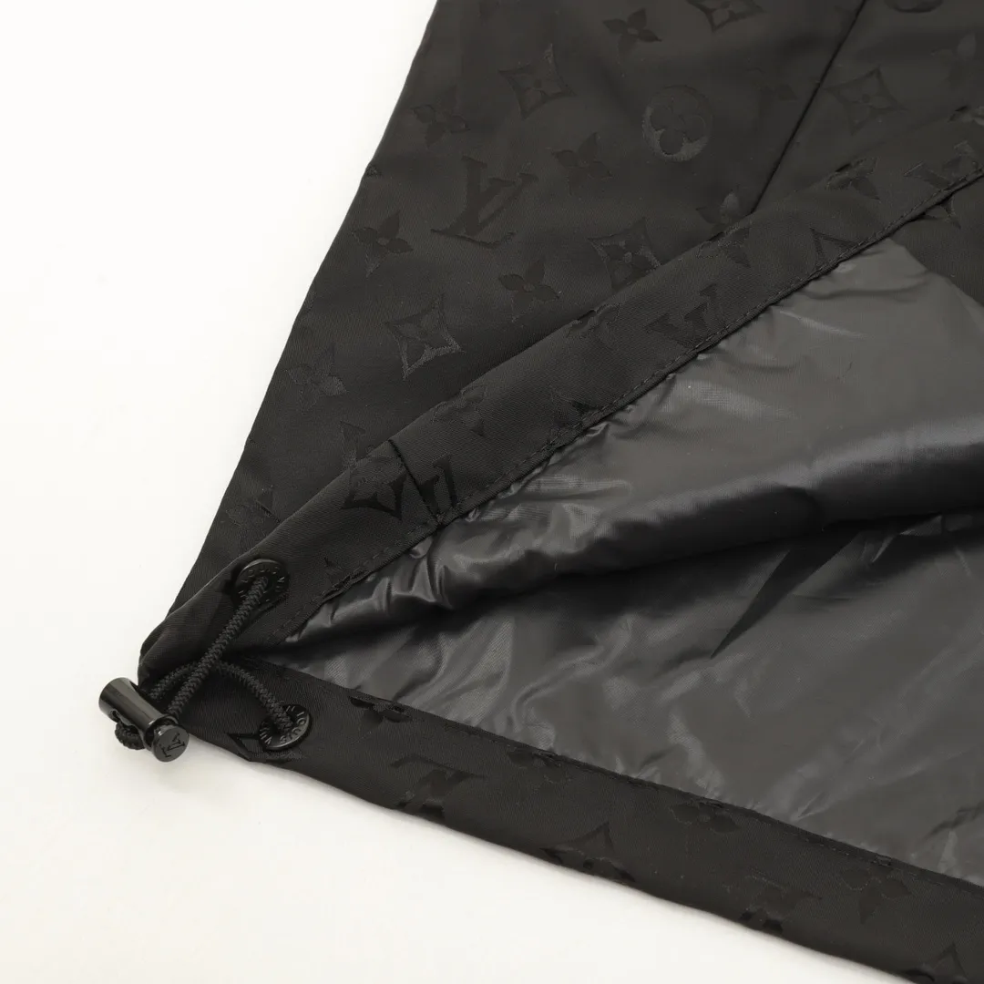 🅿️570 Louis Vuitton/Louis Vuitton all-over printed presbyopic windbreaker zipper jacket. Purchase the original version and have it printed immediately. The fabric is made of custom densely spun technical fabric that is light and thin, and the upper body is silky and breathable. Infrared positioning cutting, workwear-style windbreaker design, the upper body is invincible and versatile. All details are customized and developed, and all hardware and accessories are restored to ZP. Size：XS-L